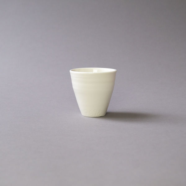 I make heavy, long-lasting forms for everyday human use from a mineral compound similar to cement, namely, porcelain: jugs, bowls, cups and bottles. The vessel shapes are derived from Werner Düttmann’s architectural plans.