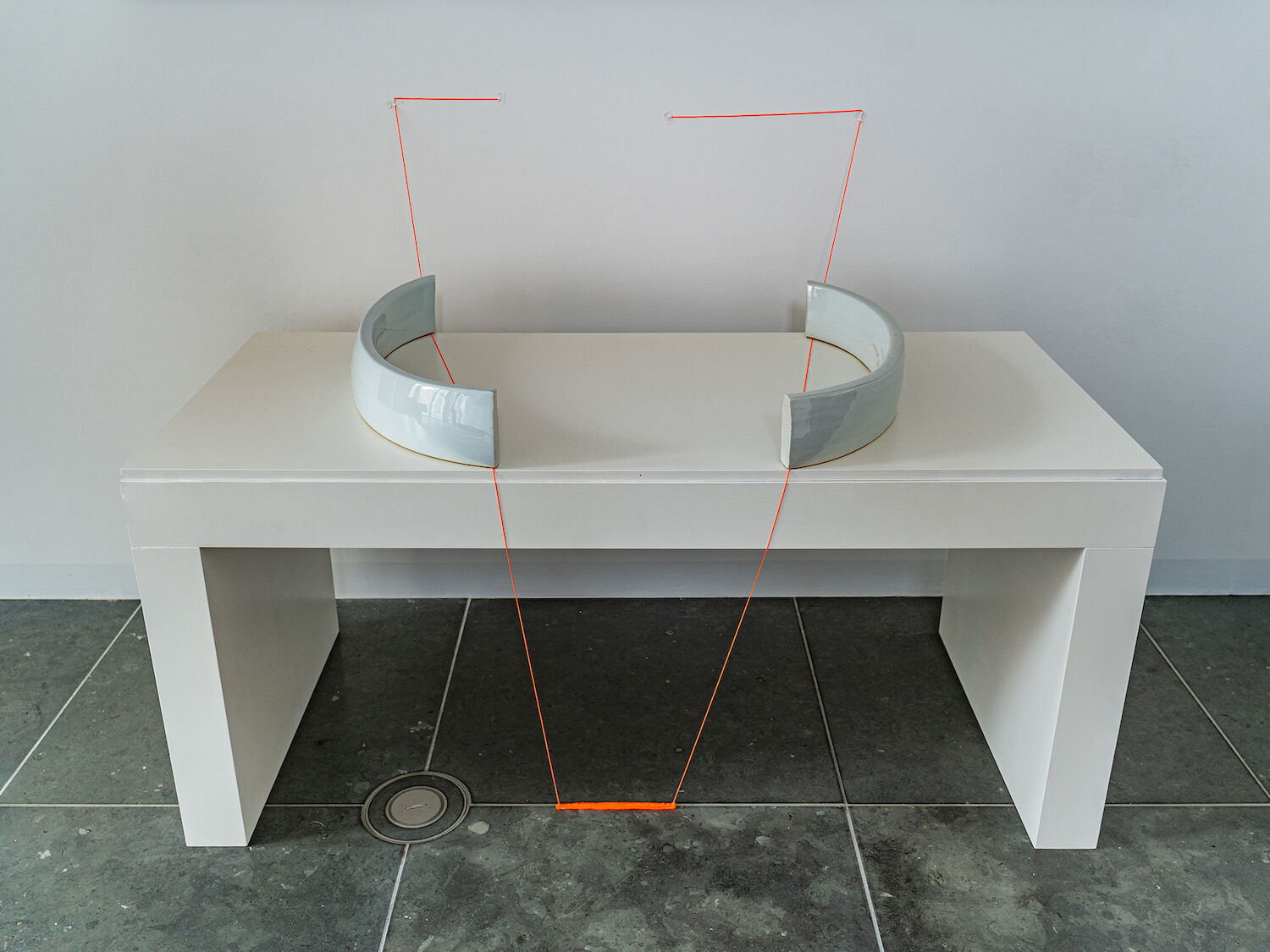 Unmanageable | Uli Aigner, Jingdezhen 2019, 2 porcelain handles, pulled • Photo © Michal Kosakowski