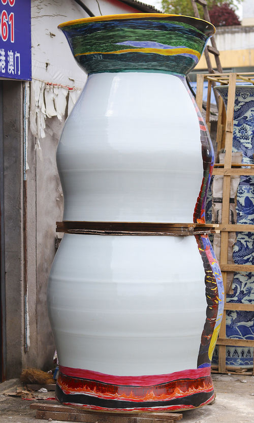 ONE MILLION - item 2361 - monument porcelain vessel / Uli Aigner 2017 / 3 parts / Jingdezhen China